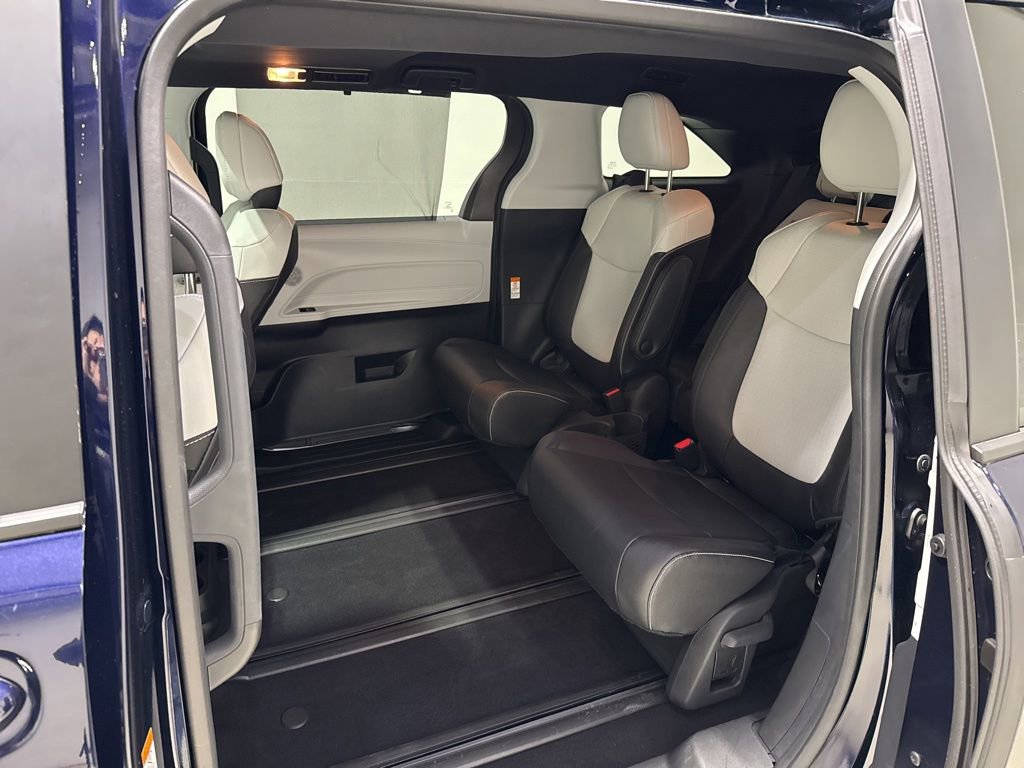 Used 2025 Toyota Sienna XSE image 8