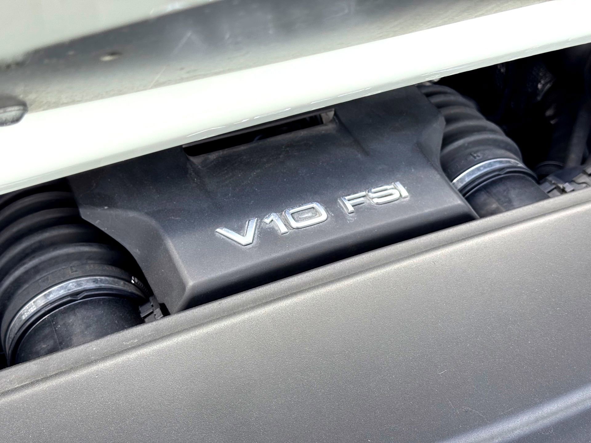 Used 2011 Audi R8 V10 w/ Enhanced Leather Pkg image 15