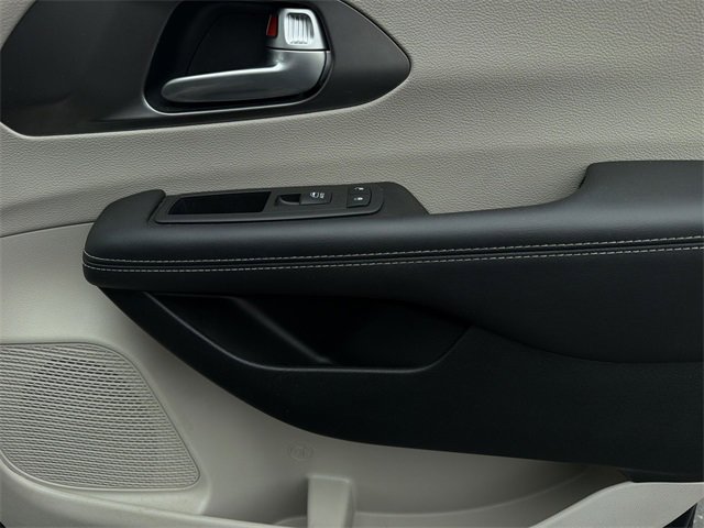 Used 2024 Chrysler Pacifica Touring-L image 36