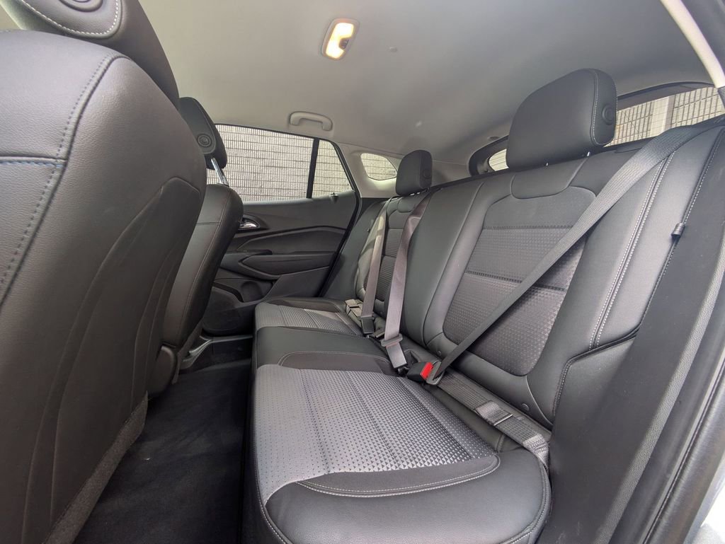 Used 2025 Chevrolet Trax LT w/ LT Convenience Package FWD image 26