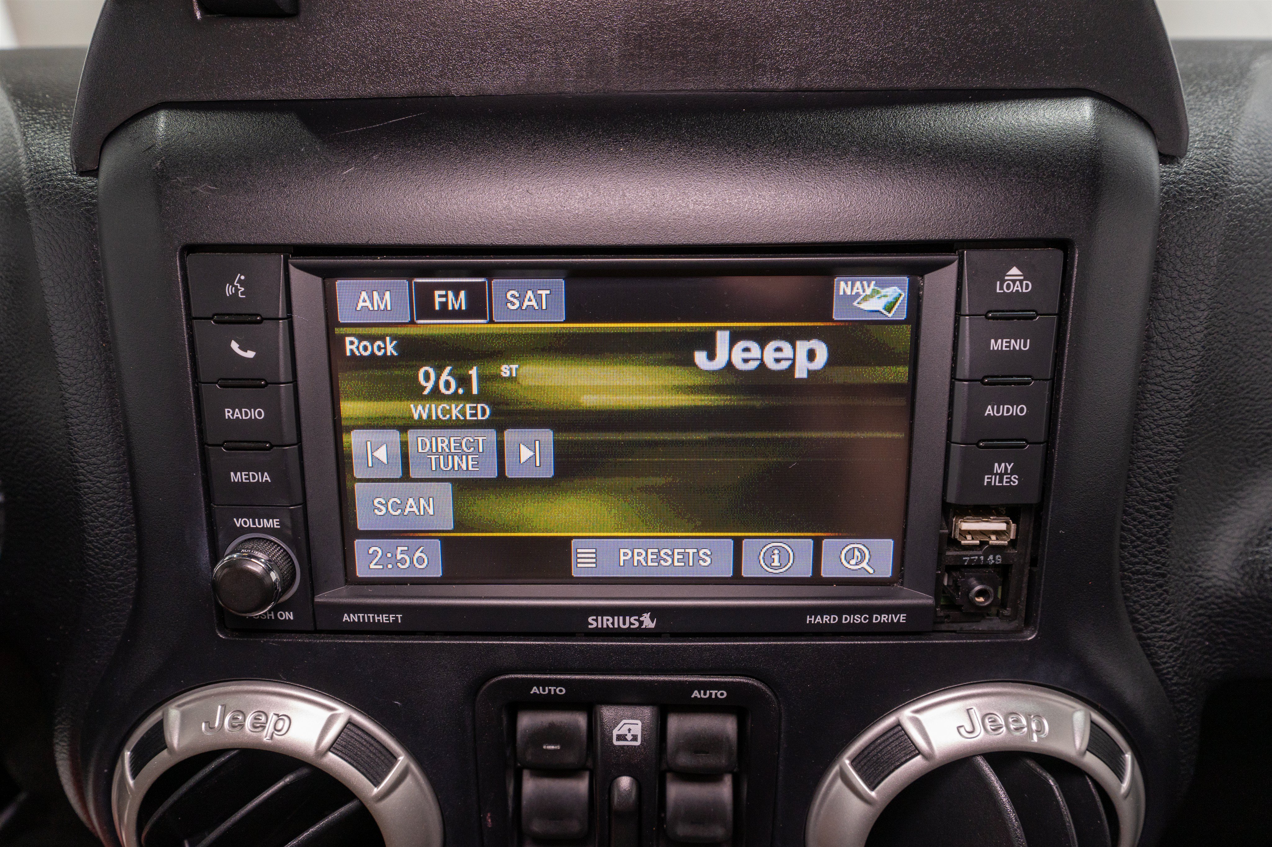 Used 2017 Jeep Wrangler Unlimited Sahara w/ Connectivity Group AWD/4WD image 16