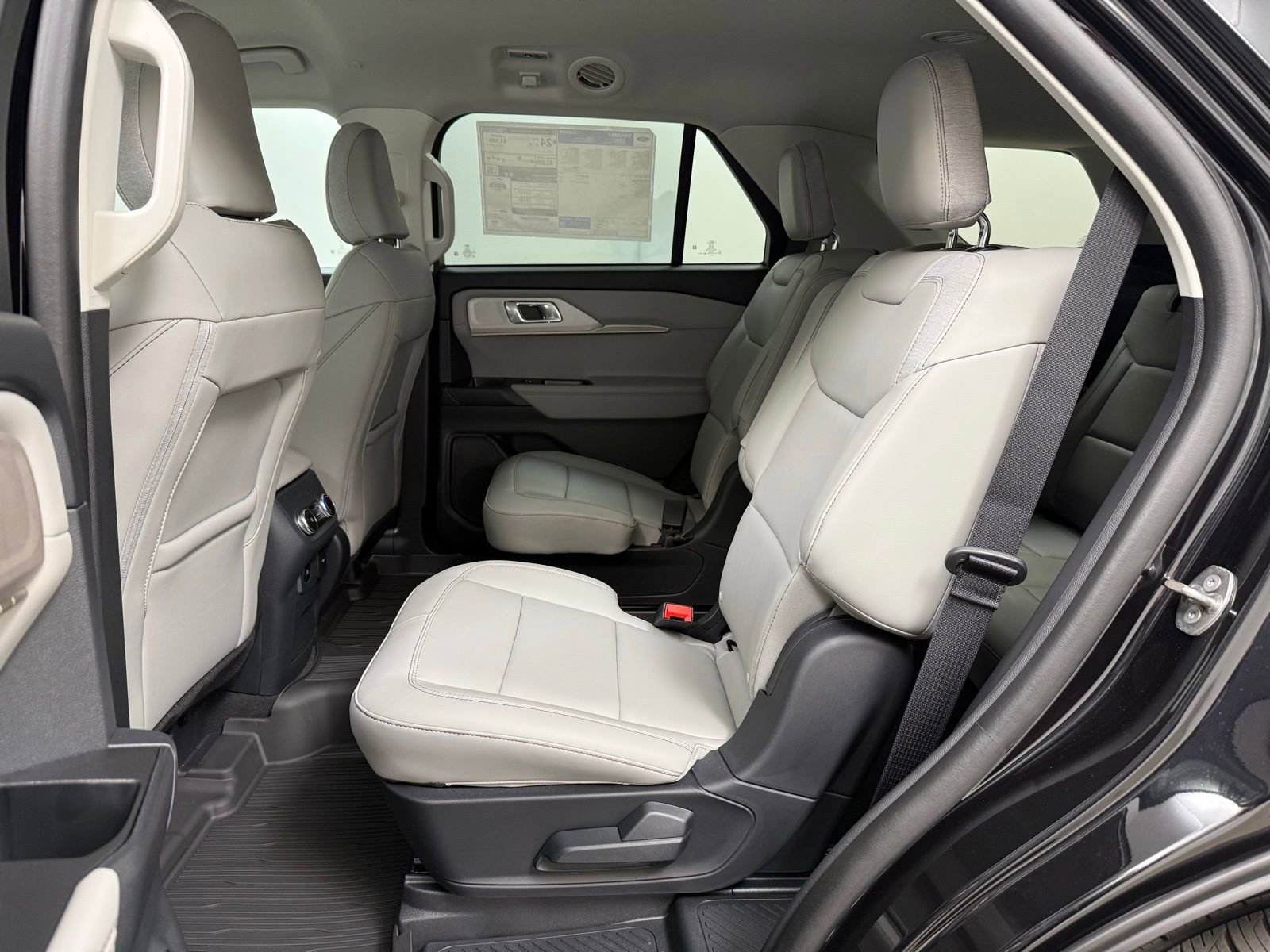 Used 2025 Ford Explorer Active w/ Active Comfort Package image 18