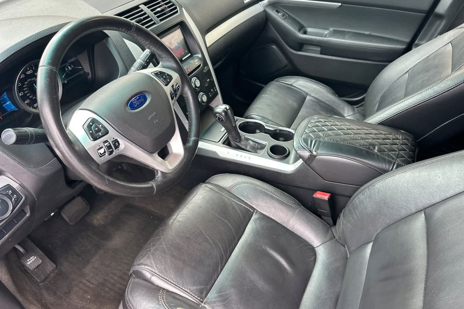Used 2015 Ford Explorer XLT w/ Equipment Group 202B FWD image 11