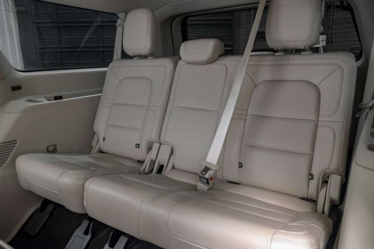 Used 2020 Lincoln Navigator L Reserve w/ Luxury Package RWD image 40