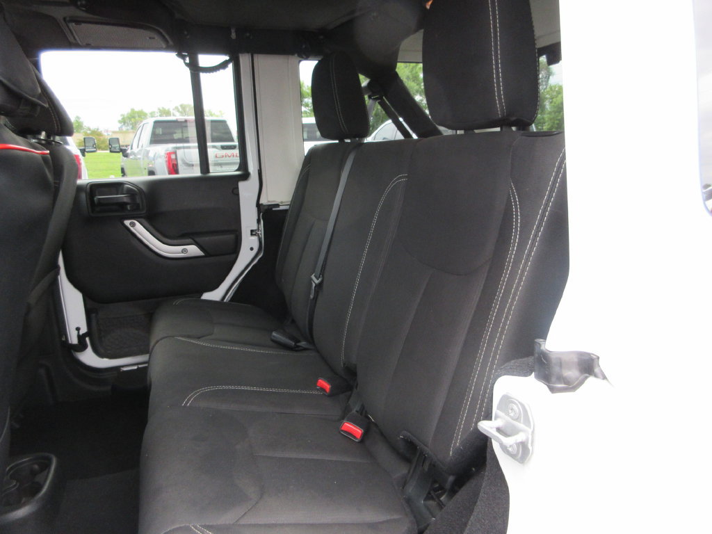 Used 2018 Jeep Wrangler Unlimited Sahara AWD/4WD image 16