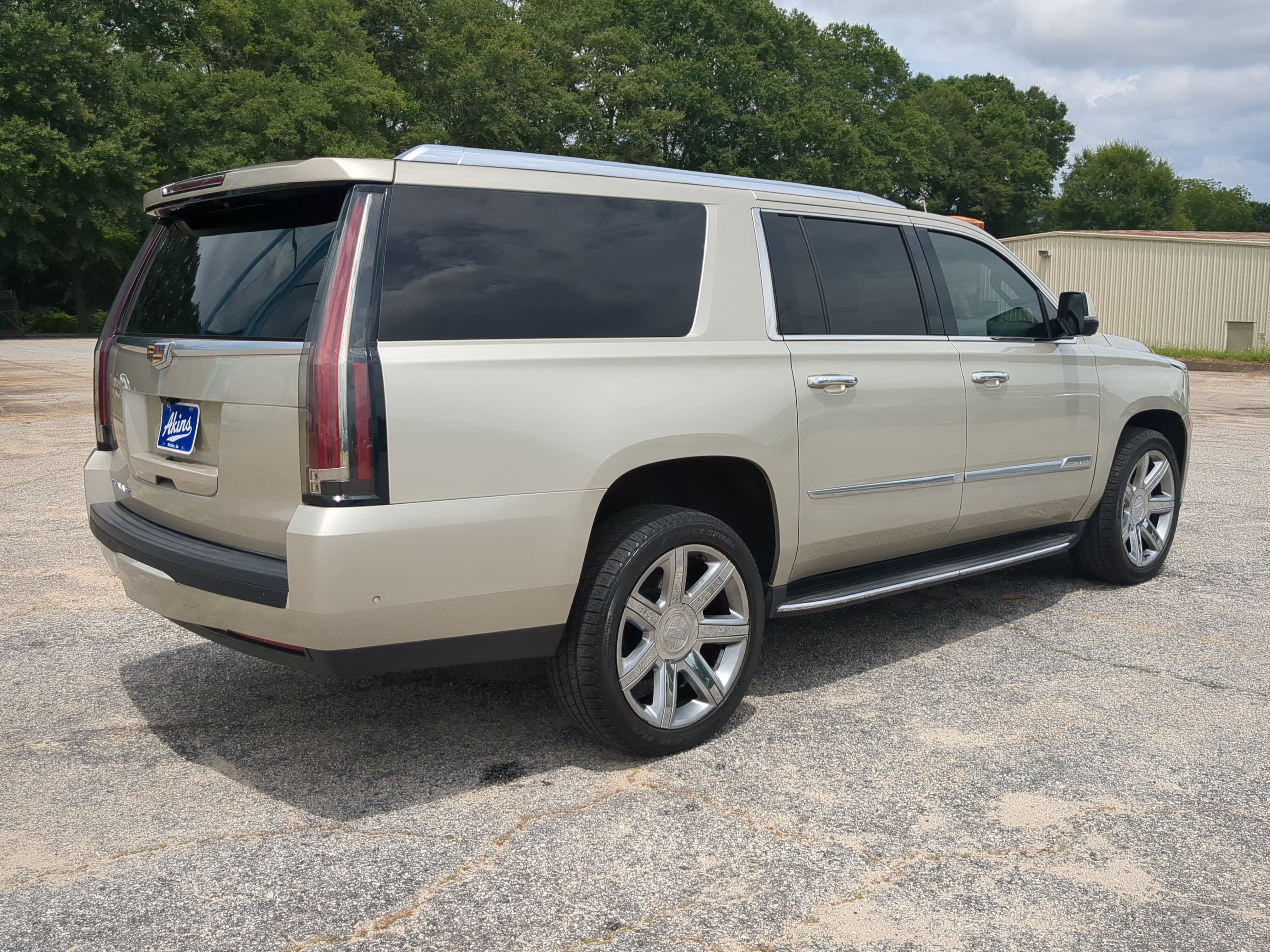 Used 2017 Cadillac Escalade ESV Luxury RWD image 3