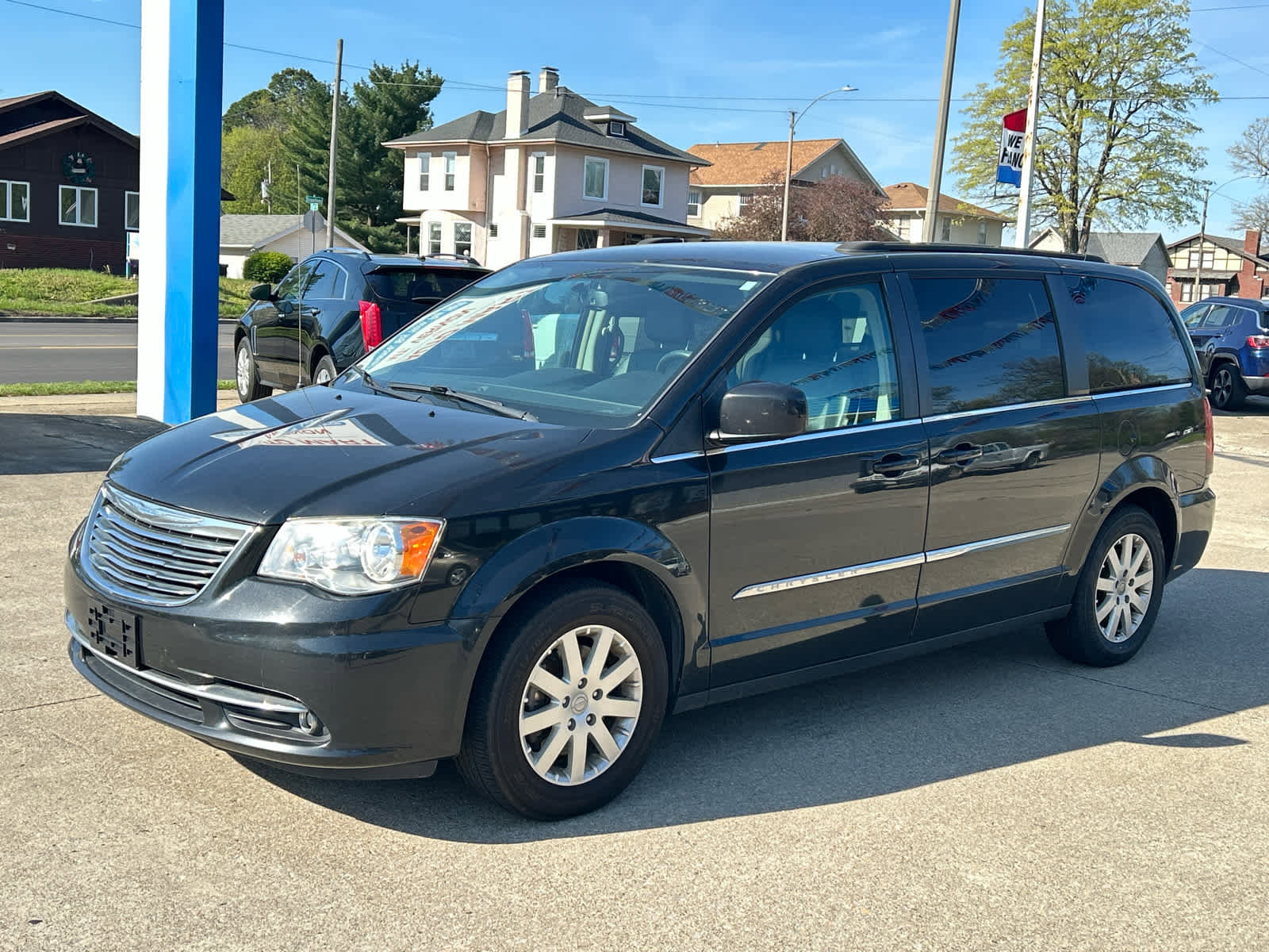 Used 2015 Chrysler Town & Country Touring FWD image 3