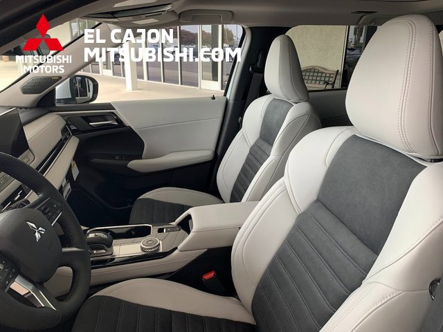 New 2025 Mitsubishi Outlander SE image 13