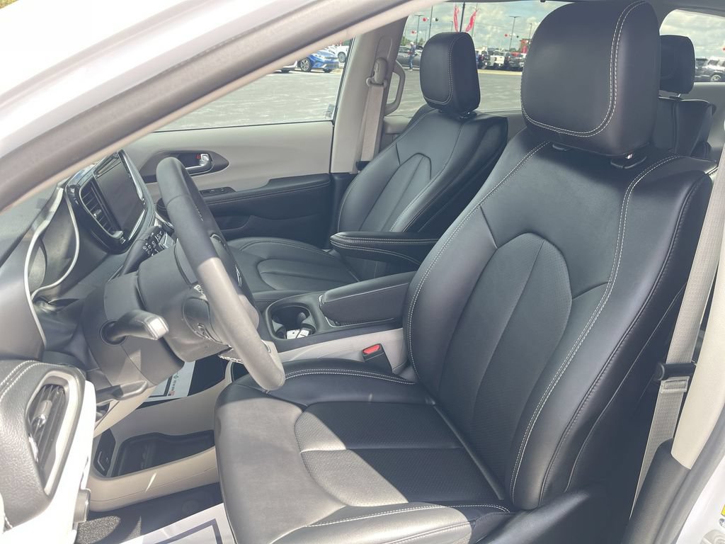 Used 2024 Chrysler Pacifica Touring-L AWD/4WD image 15