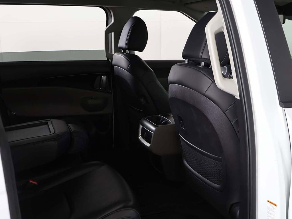 Used 2025 Kia Carnival FWD image 26