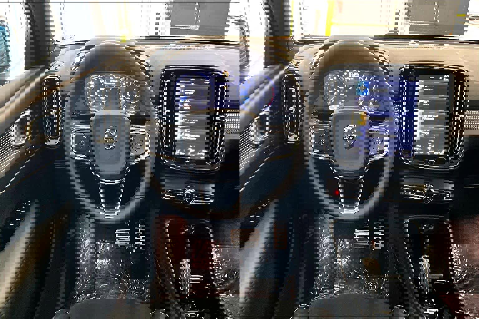 Certified 2022 Volvo XC40 T4 R-Design w/ Advanced Package image 5