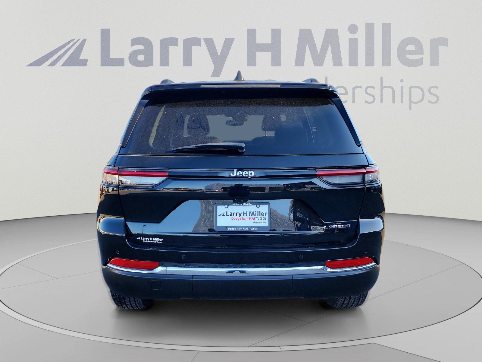 Used 2023 Jeep Grand Cherokee Laredo w/ Luxury Tech Group I RWD image 4