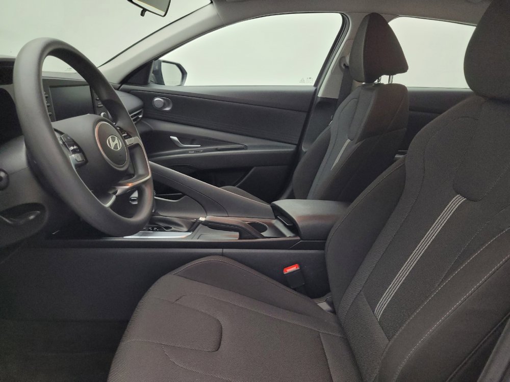 Used 2025 Hyundai Elantra SE FWD image 17