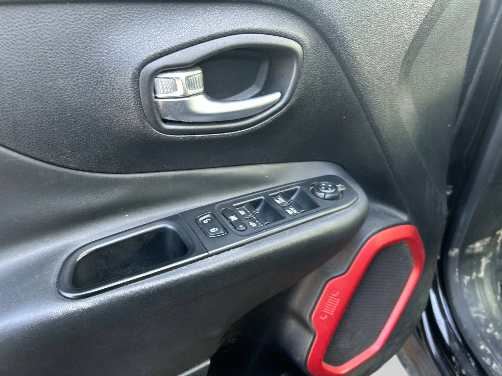 Used 2015 Jeep Renegade Trailhawk image 18