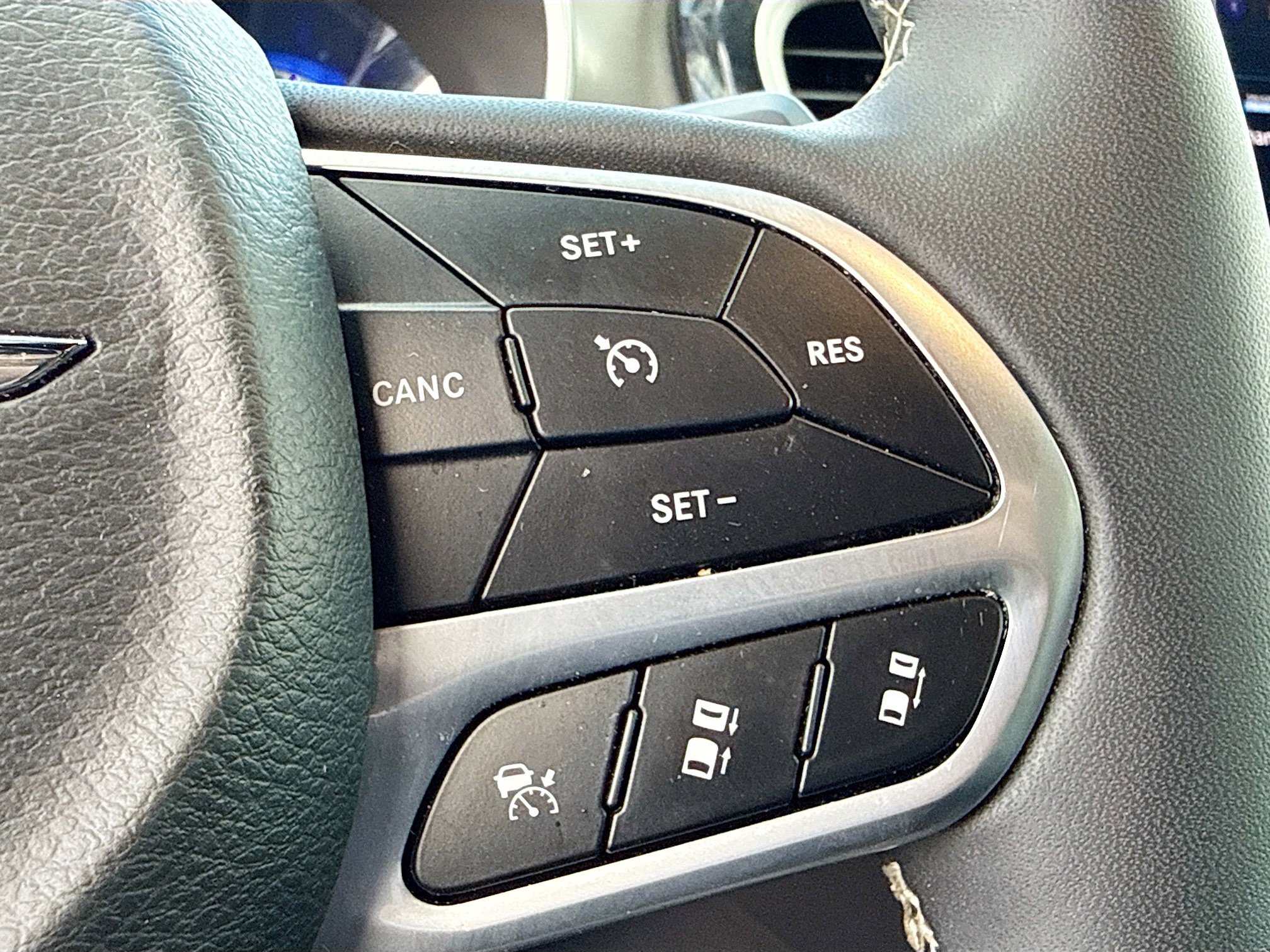 Used 2025 Chrysler Pacifica Select FWD image 36