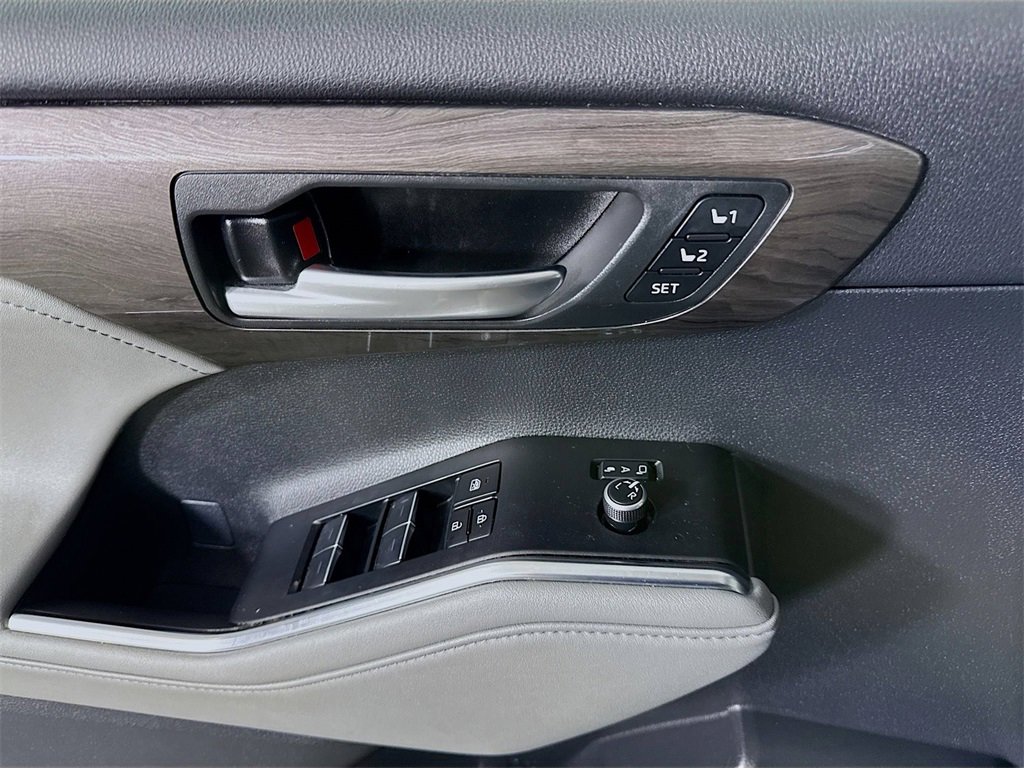 Used 2023 Toyota Highlander Limited image 22