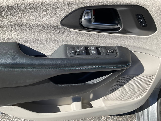 Used 2021 Chrysler Pacifica Touring-L w/ Premium & Safety Sphere Group FWD image 12