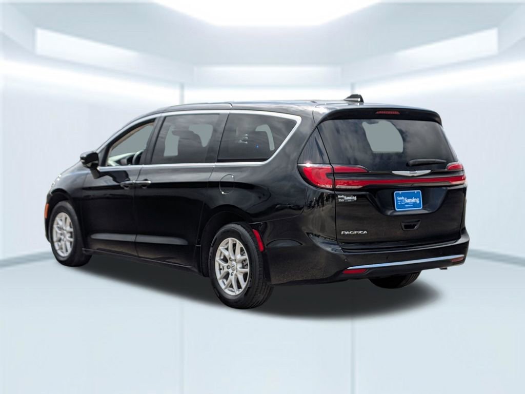 Used 2024 Chrysler Pacifica Touring-L FWD image 4