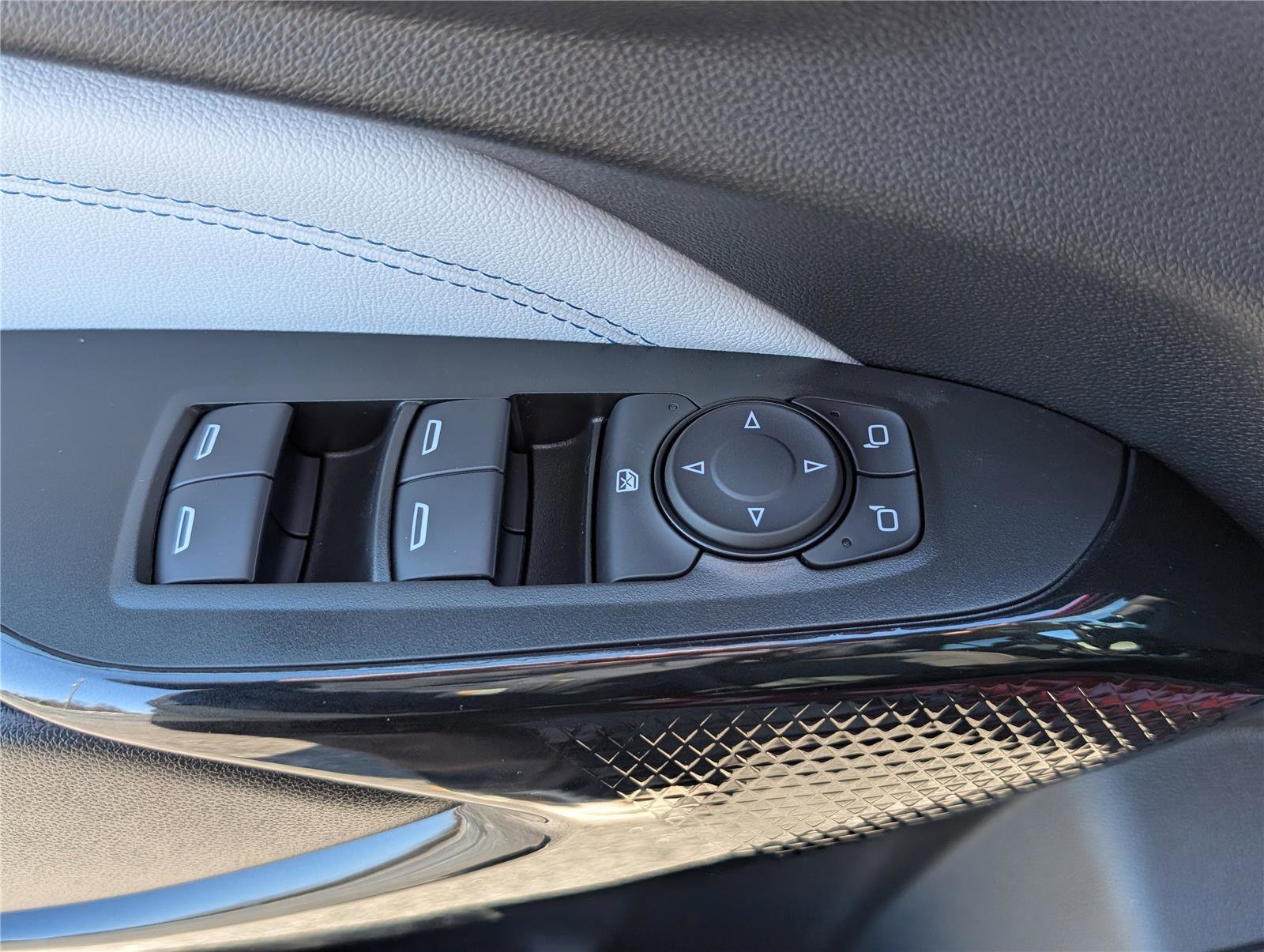 New 2026 Chevrolet Trax LT w/ Sunroof Package image 15