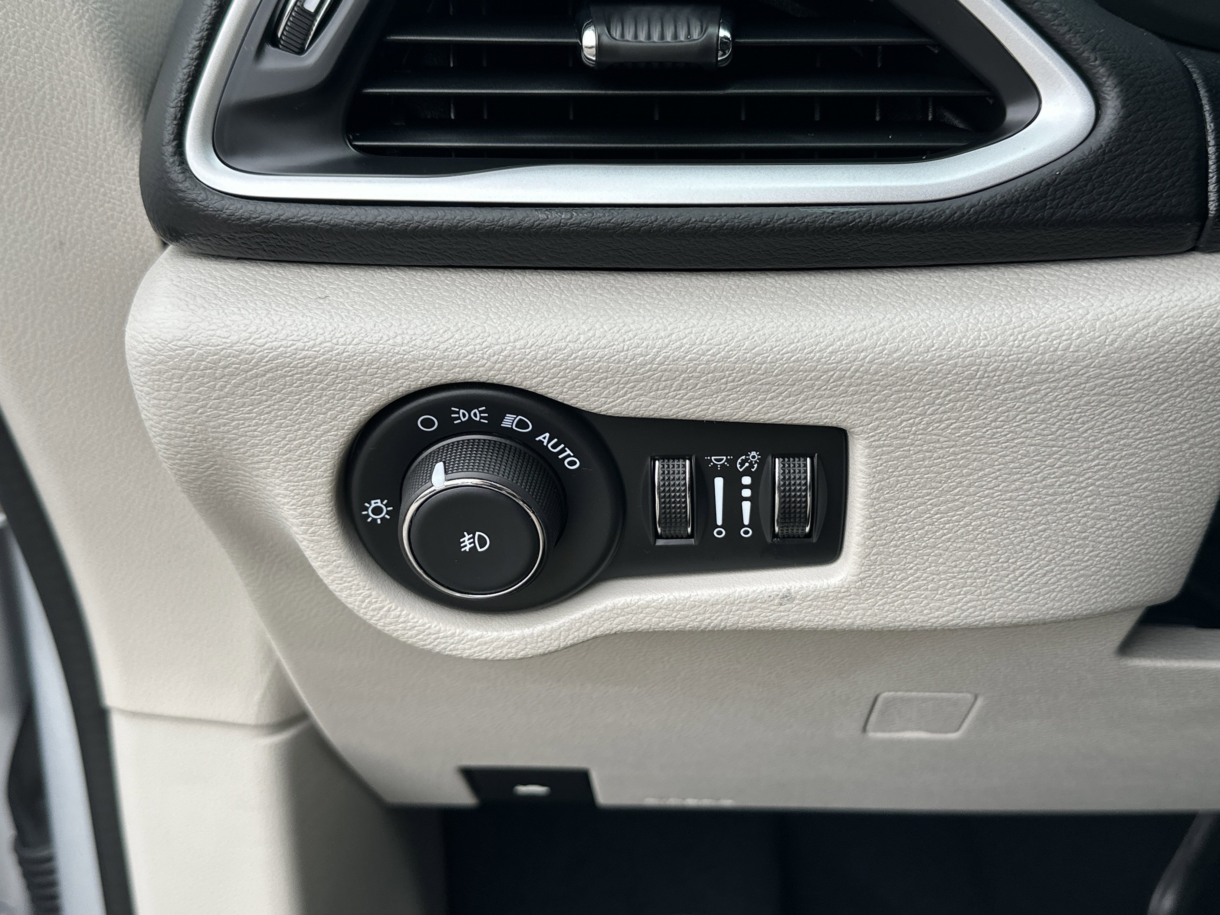 Used 2024 Chrysler Pacifica Touring-L image 15