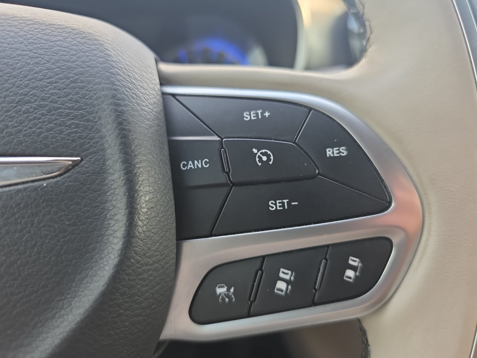 Used 2018 Chrysler Pacifica Limited w/ Tire & Wheel Group FWD image 24