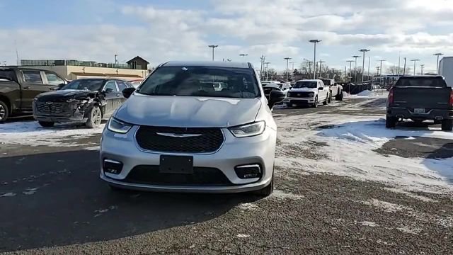 Used 2024 Chrysler Pacifica Touring-L FWD image 3