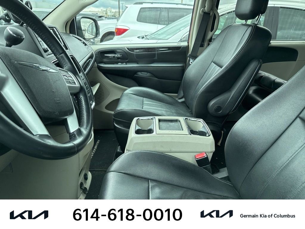 Used 2014 Chrysler Town & Country Touring FWD image 8