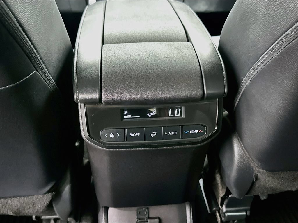 Used 2024 Toyota Highlander XLE FWD image 25