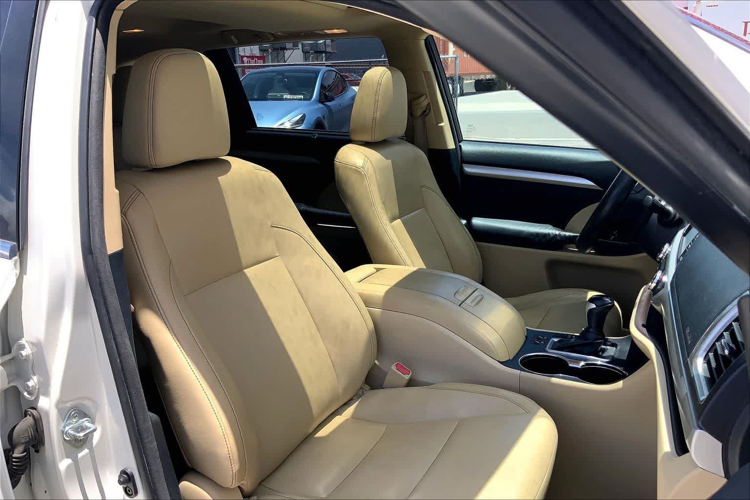Used 2014 Toyota Highlander XLE w/ Preferred Accessory Package AWD/4WD image 13