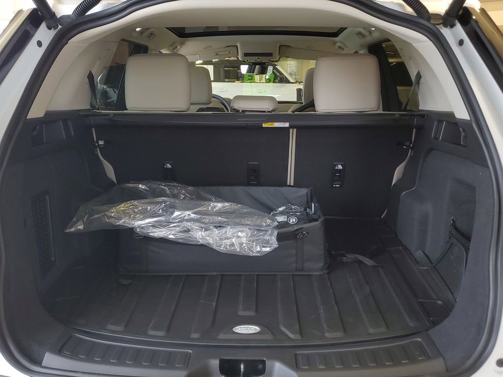 Used 2025 Land Rover Discovery Sport S image 32