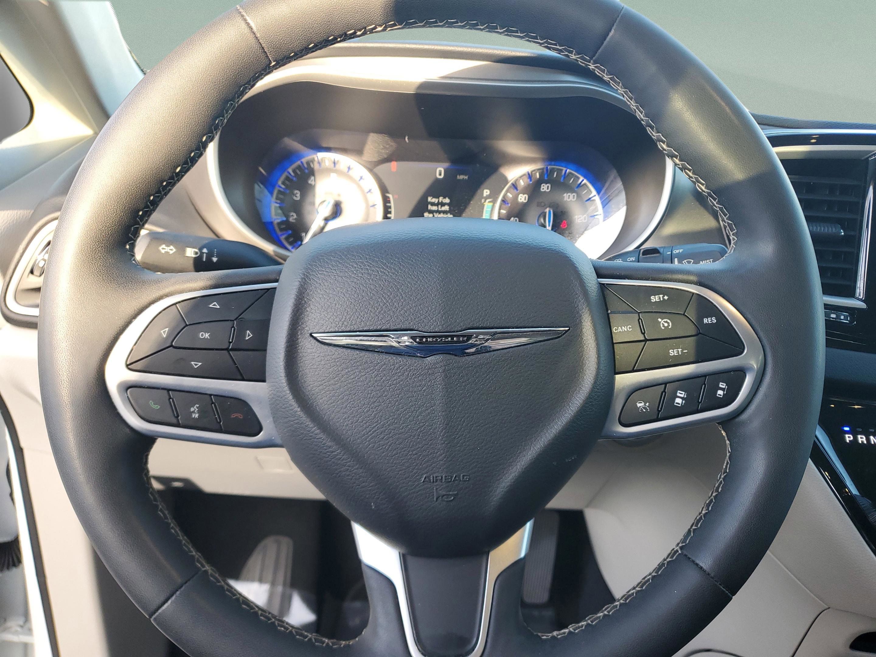 Used 2023 Chrysler Pacifica Touring-L image 18