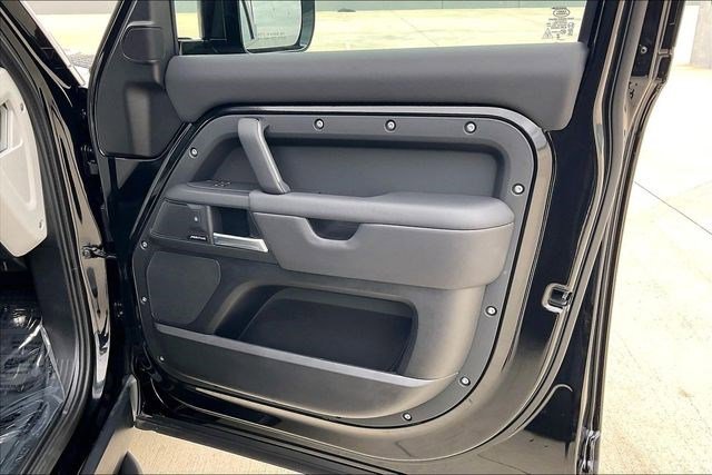 Used 2025 Land Rover Defender 110 S image 29