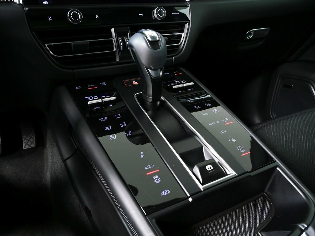 Certified 2025 Porsche Macan GTS image 18