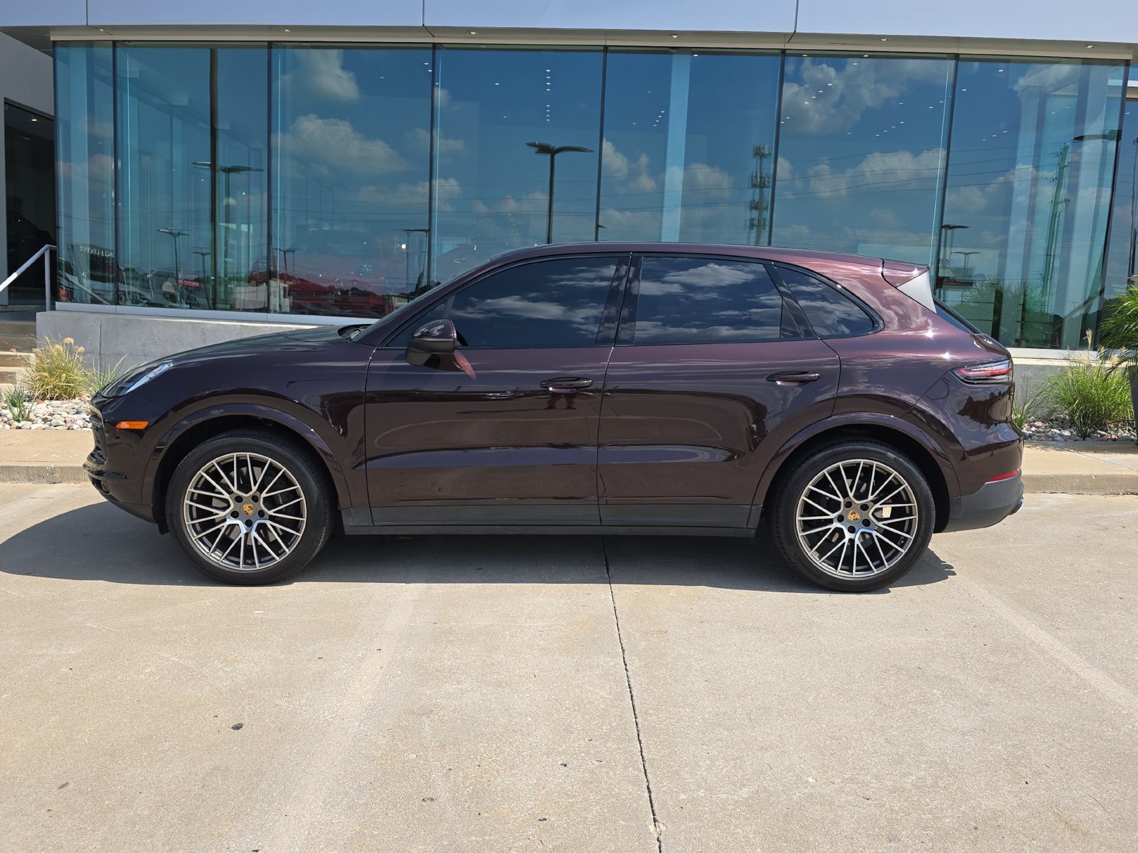 Certified 2023 Porsche Cayenne Platinum Edition AWD/4WD image 2
