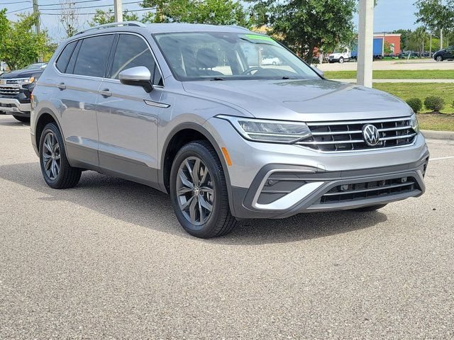 Used 2024 Volkswagen Tiguan SE FWD image 2
