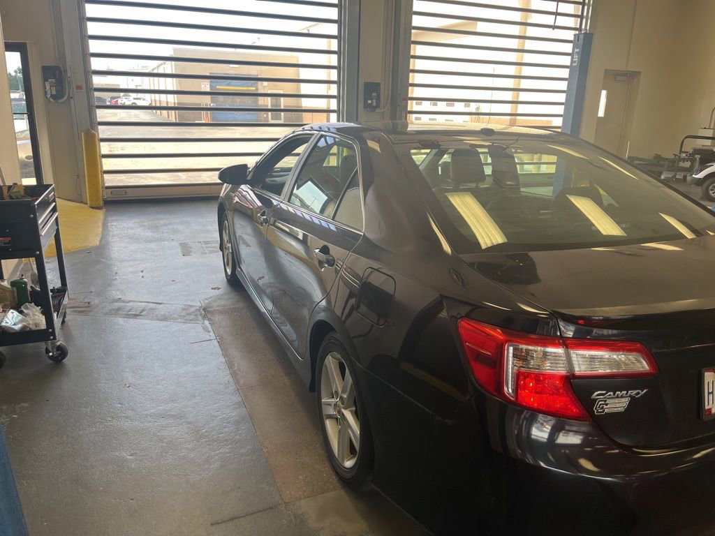 Used 2014 Toyota Camry SE w/ Moonroof Package FWD image 6