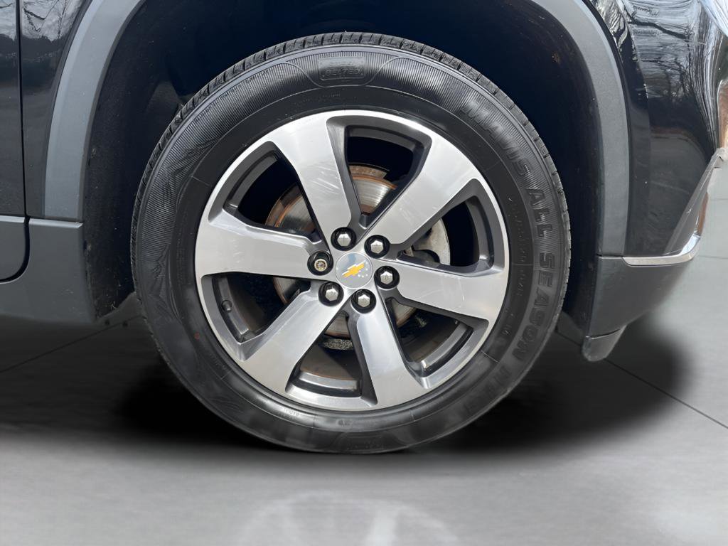 Used 2020 Chevrolet Traverse LT w/ LT Premium Package image 2