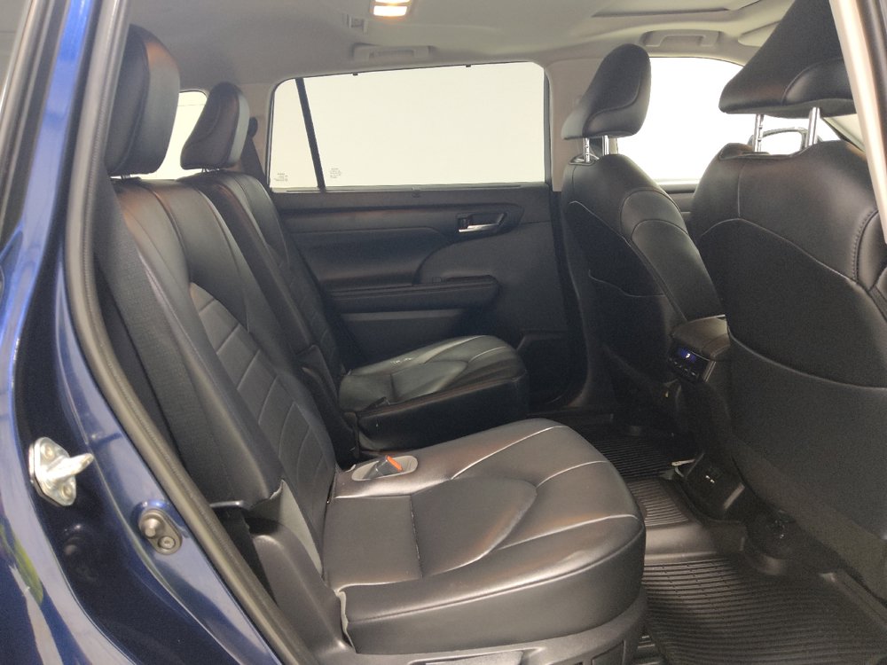 Used 2021 Toyota Highlander XLE AWD/4WD image 19