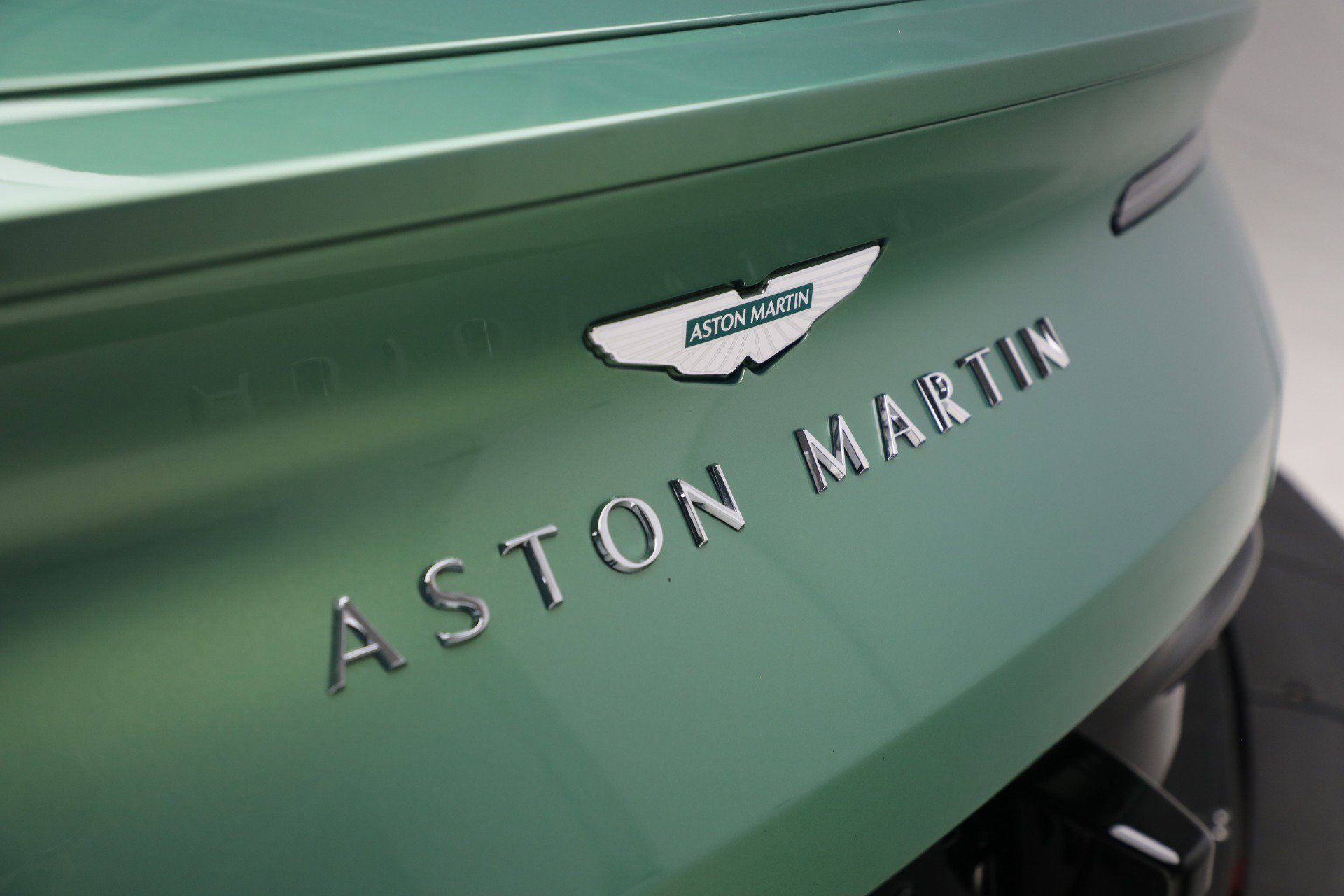 Used 2025 Aston Martin DB12 Convertible RWD image 38