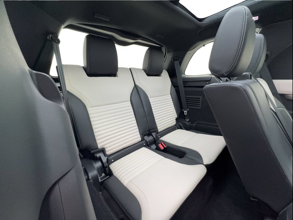 Used 2023 Land Rover Discovery Metropolitan Edition AWD/4WD image 31