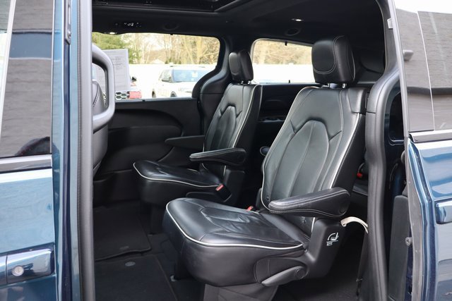 Used 2025 Chrysler Pacifica Limited image 10