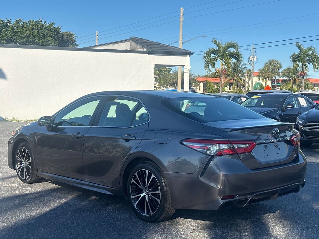 Used 2018 Toyota Camry SE image 3