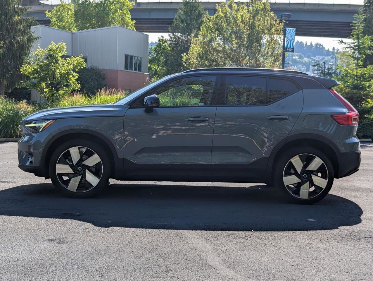 Used 2023 Volvo XC40 Recharge Ultimate w/ Protection Package Premier AWD/4WD image 4
