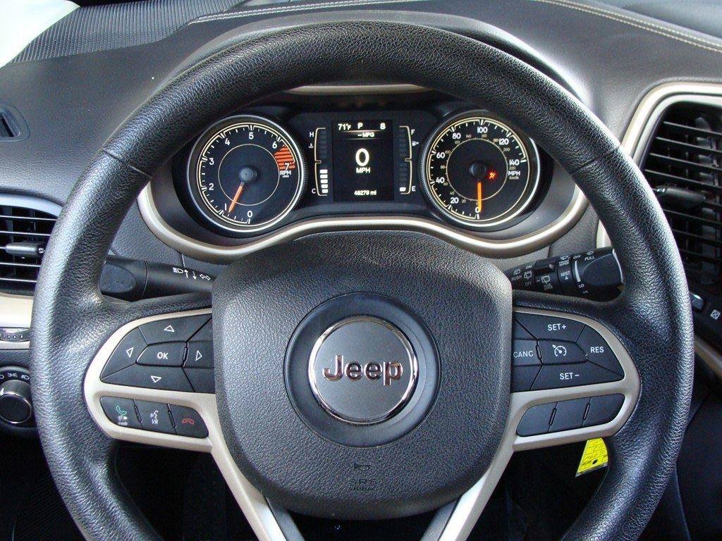 Used 2017 Jeep Cherokee Sport FWD image 14