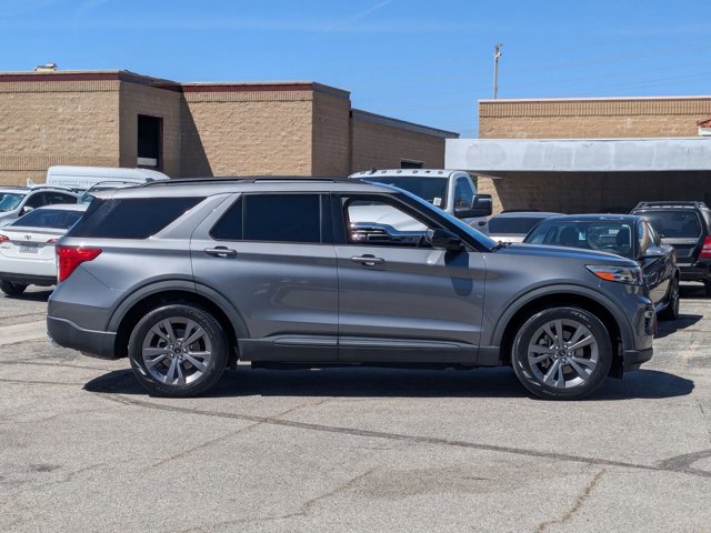 Used 2022 Ford Explorer XLT w/ Equipment Group 202A image 4