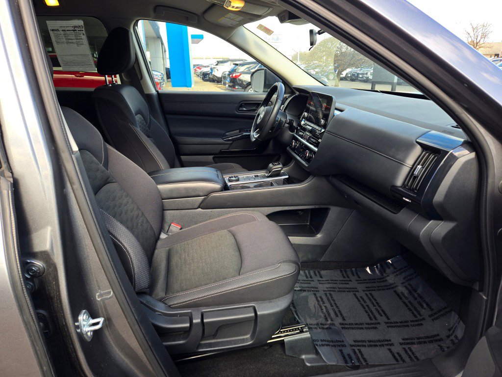Used 2025 Nissan Pathfinder SV image 7