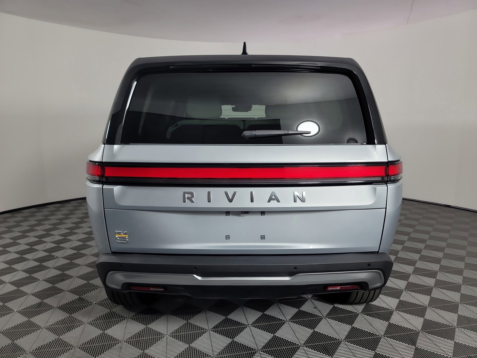Used 2024 Rivian R1S Adventure image 4