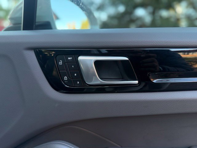 Used 2022 Porsche Cayenne AWD/4WD image 18