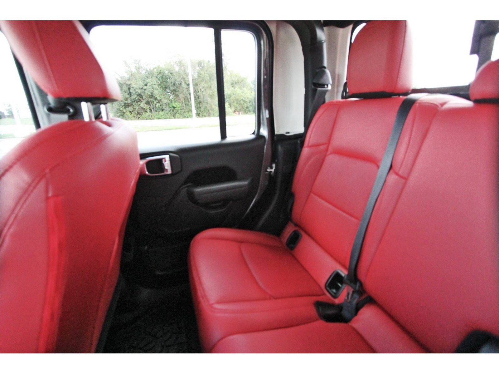 Used 2025 Jeep Gladiator Sport AWD/4WD image 13