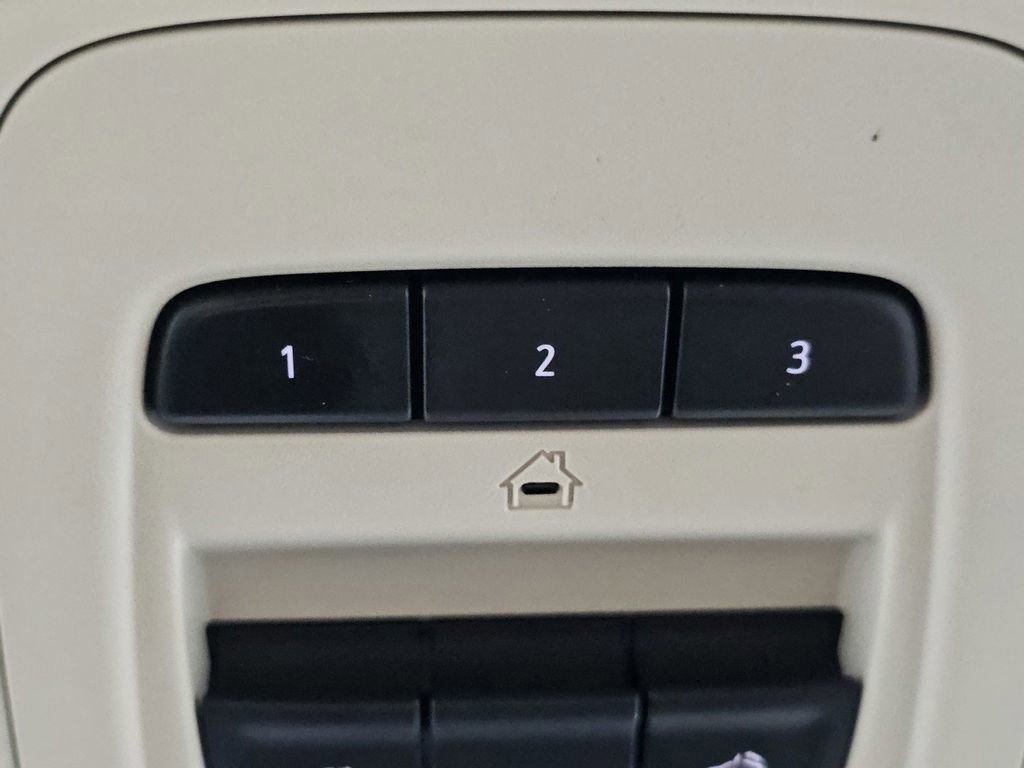 Used 2022 Buick Envision Avenir w/ Technology Package II image 26